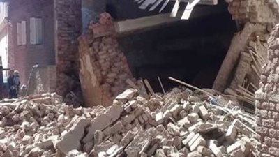 مصرع شخص وإصابة 2 آخرين بعد انهيار أجزاء من عقارين