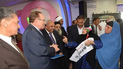محافظ بني سويف يكرم 12 أماً مثالية