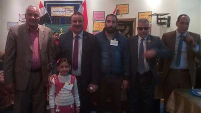 تكريم طالبة بنها صاحبة لوحة 