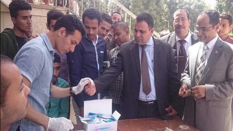 فحص 800 شخص ضد فيروس