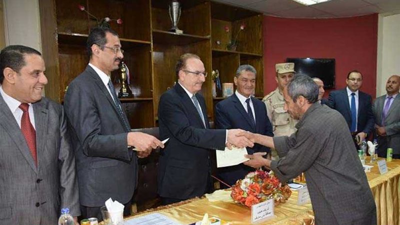 محافظ بني سويف يسلم