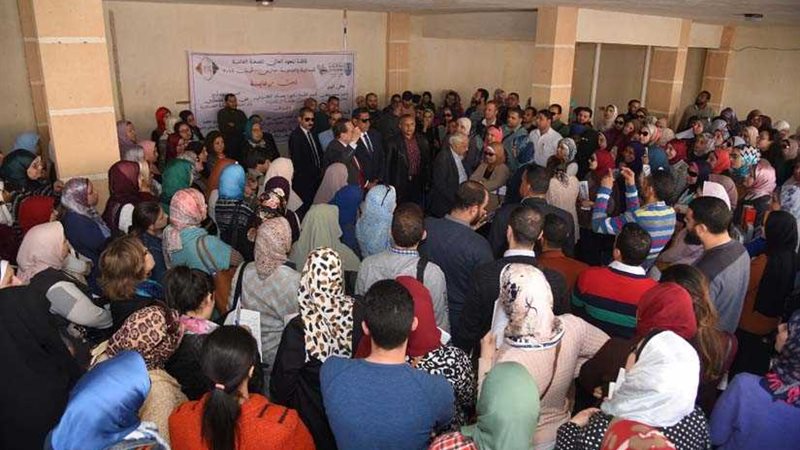 300 طالب دراسات عليا