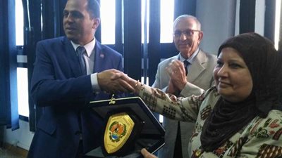 رئيس جامعة دمنهور يُهدى درع الجامعة لمدير إدارة العاملين 