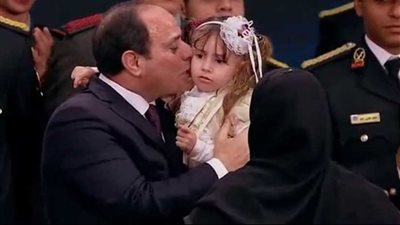 الرئيس السيسي ولمحات من مواقفه مع أطياف الشعب (فيديو)