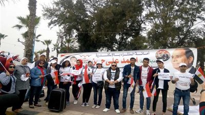 قبل الصمت بساعات.. سلسلة بشرية حاشدة لدعم السيسي أمام مكتبة الإسكندرية