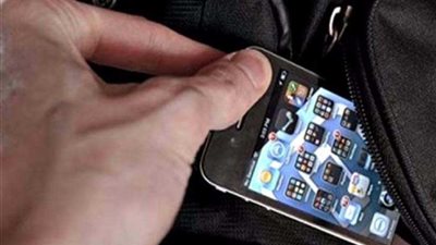 عامل يسرق محمولا من 