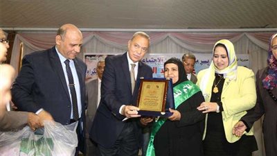 محافظ قنا يكرم الأمهات المثاليات 