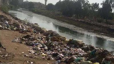 أهالي الجمالية يتضررون من إلقاء القمامة على شاطئ البحر الصغير