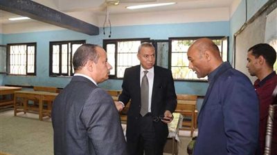 محافظ قنا يتفقد استعدادات المقرات الانتخابية 