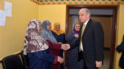 بالصور.. محافظ القليوبية يحتفل بعيد الأم في دار المسنين ببنها
