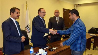محافظ بني سويف يطلق مشروع تعميم شهادات (أمان المصريين)