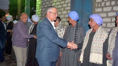 ﻣﺤﺎﻓﻆ ﺍﻟﻤﻨﻴﺎ ﻳﻘﺪﻡ ﻭﺍﺟﺐ ﺍﻟﻌﺰﺍﺀ ﻷﺳﺮ ﺷﻬﻴﺪي ﺳﻴﻨﺎﺀ بمركز سمالوط (صور)