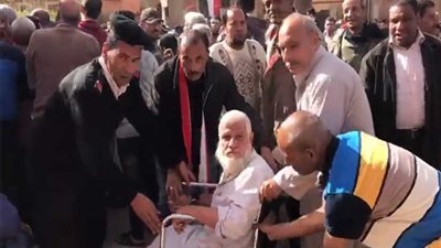 بالفيديو.. الشرطة تساعد كبار السن في الإدلاء بأصواتهم في الانتخابات الرئاسية