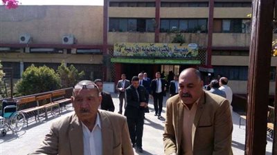 وزير الزراعة يدلي بصوته بالهرم