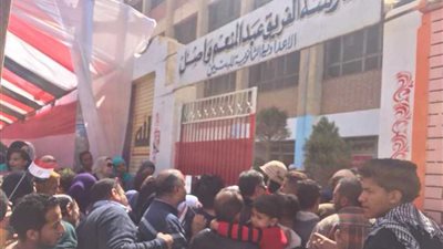 احتشاد المواطنين أمام اللجان بالقاهرة الجديدة.. صور