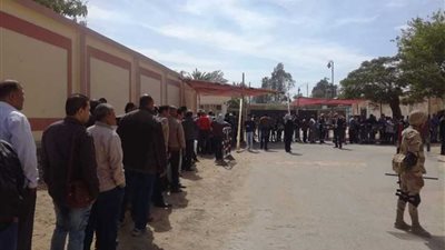 الطوابير تمتد لأكثر من كيلومتر في 