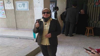 نقيب التمريض تدلي بصوتها بالجيزة.. وتؤكد: أعطيت صوتي للسيسي