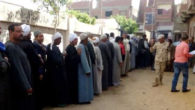 حضور مكثف للناخبين أمام لجان بني مزار بالمنيا
