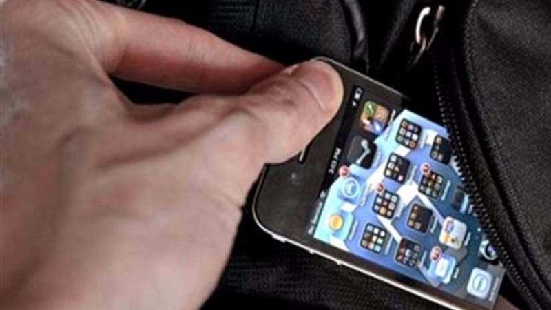 عامل يسرق محمولا