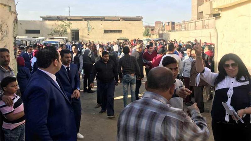 الشباب يتصدر المشهد