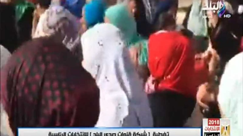 رقص المواطنين أمام