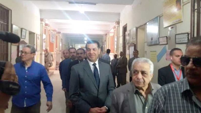 محافظ أسيوط يقف في