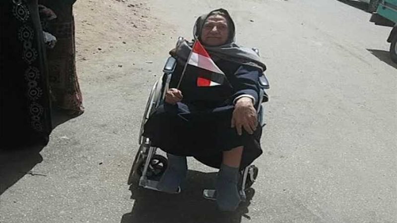 قعيد يقف في ضهر الوطن