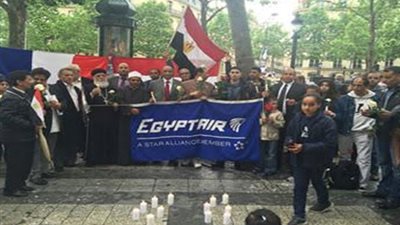 بالصور.. المصريون يشعلون الشموع في «الشانزليزيه» بباريس لتأبين ضحايا الطائرة المصرية