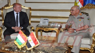 وزير الدفاع يناقش مع نظيره المجرى زيادة التعاون العسكري