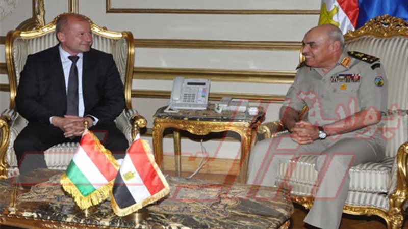 وزير الدفاع يناقش