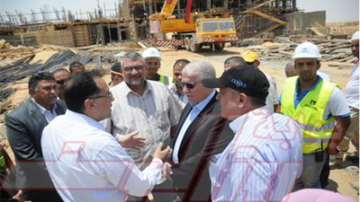 وزير الإسكان : صب السقف الثالث بعمارات الحى السكنى بالعاصمة الإدارية الجديدة