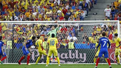 فرنسا تفوز بصعوبة على رومانيا في إفتتاح 