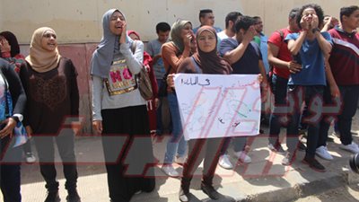 طلاب الثانوية العامة يتظاهرون أمام 