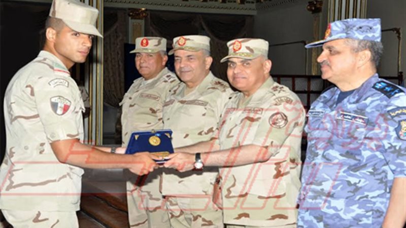 وزير الدفاع يلتقي