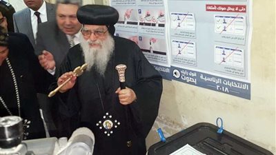 الأنبا باخوميوس يدلي بصوته في الانتخابات بالبحيرة