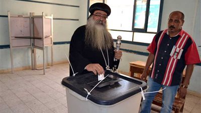 أسقف دشنا يدلي بصوته ويؤكد: المشاركة في الانتخابات واجب وطني