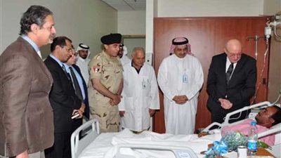 سفير مصر في الرياض يزور المصابين في حادث الاعتداء 