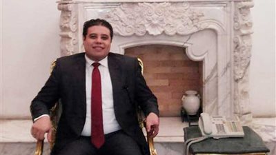 رئيس لجنة انتخابية بأسيوط يلغي ساعة الراحة نظرًا للإقبال الكبير