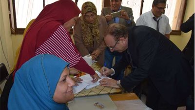 محافظ بني سويف يدلي بصوته ويؤكد: الانتخابات مشرفة