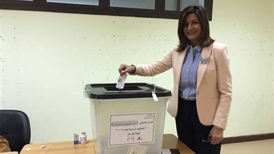 بالفيديو والصور.. وزيرة الهجرة تدلي بصوتها بالرحاب