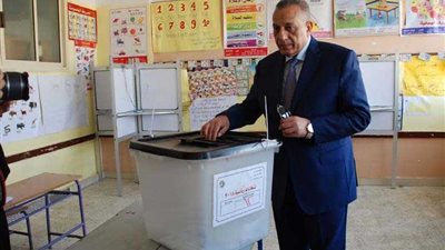 محافظ الجيزة يدلي بصوته (صور)