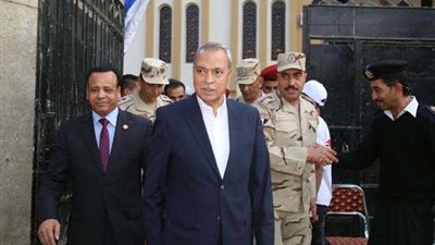 محافظ قنا يتفقد لجنتي 