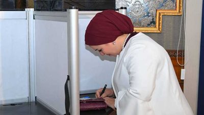 انتصار السيسي تدلي بصوتها في الانتخابات الرئاسية (صور)