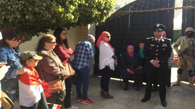 بالصور.. بدء توافد الناخبين على اللجان الانتخابية بمدينة الرحاب