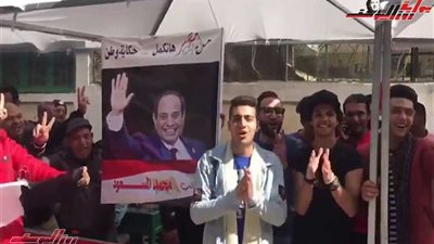 بالفيديو.. أهل الزمالك يحتفلون على أغنية«قالوا إيه» أمام اللجان الانتخابية