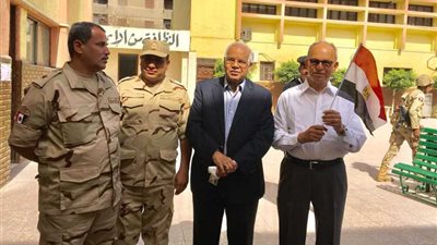 وزير النقل السابق يدلي بصوته في الانتخابات بالعجوزة