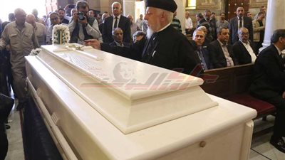 بالصور.. دموع الحزن في وداع قديس الصحافة