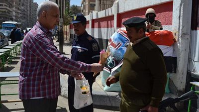 وردة لضباط تأمين اللجان بالمنصورة