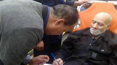 نقل مسن بالإسعاف للإدلاء بصوته في بني سويف