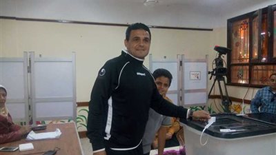 الحكم الدولي محمد فاروق يدلي بصوته في بني سويف